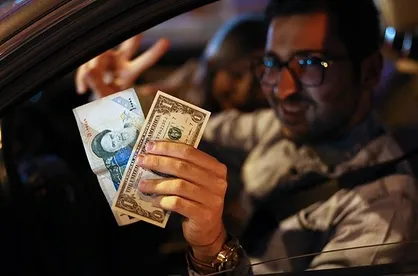 مردم را از رقبای روحانی ترساندند اما ارز در دولت روحانی گران شد