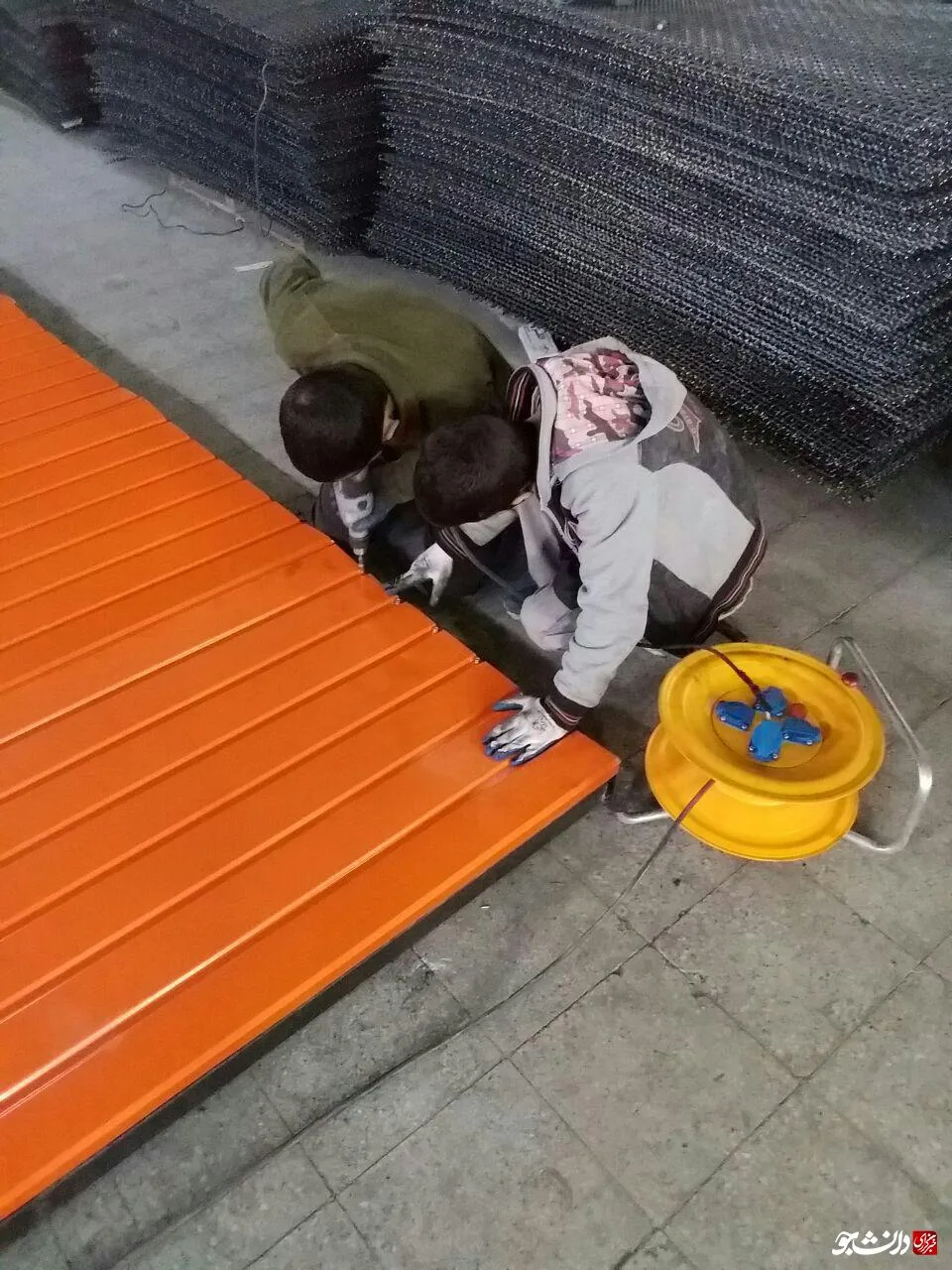 دانشجویان جهادگر دانشگاه صنعتی کرمانشاه کانکس و سرپناه برای مردم زلزله‌دیده می‌سازند+تصاویر