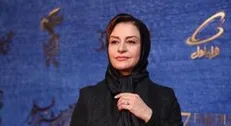 بغض مریلا زارعی هنگام نمایش فیلم سینمایی هناس، زندگینامه شهید هسته‌ای داریوش رضایی‌نژاد در مشهد