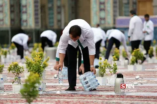 آماده سازی سفره های ضیافت افطار در حرم مطهر رضوی