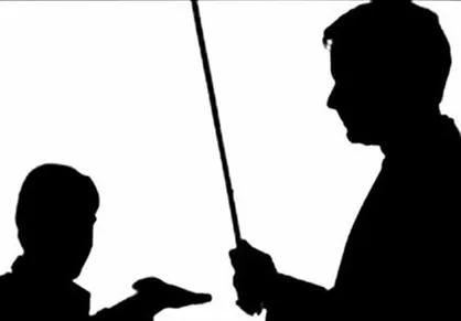 تنبیه دانش&zwnj;آموز توسط مدیر به&zwnj;خاطر یک شوخی / بینی شکسته و پرده گوش پاره