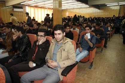 گروه طنز لیموشیرین در جنگ شادی دانشگاه بوعلی&zwnj;سینا برنامه اجرا می&zwnj;کند