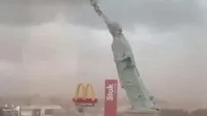 ماکت مجسه آزادی در برزیل بر اثر طوفان سقوط کرد