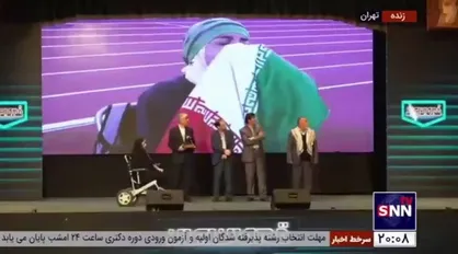 اهدای تندیس جشنواره حمایت از مردم غزه به الناز دارابیان پرتابگر دیسک ایران که در مسابقات پارالمپیک هانژو مدال طلا را کسب کرد