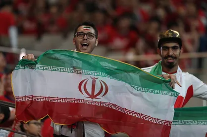 هواداران کره&zwnj;ای با لباس&zwnj;های متحدالشکل وارد ورزشگاه شدند/ کی&zwnj;روش هو شد!