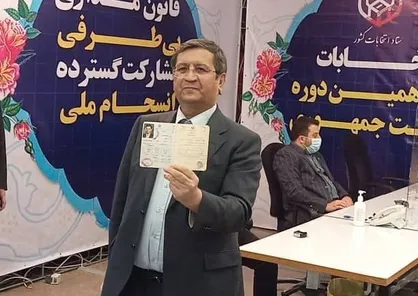 رئیس بانک مرکزی در انتخابات ۱۴۰۰ ثبت نام کرد