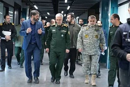 بازدید رئیس ستاد کل نیرو&zwnj;های مسلح کشور از پارک علم و فناوری دانشگاه جامع امام حسین (ع)