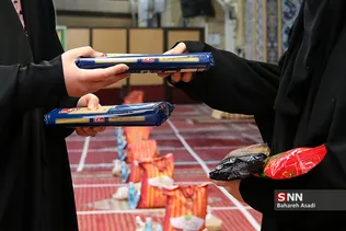 تهیه بسته مواد غذایی و جهیزیه در مسجد روحانی