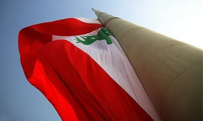 اهتزاز پرچم لبنان در بلند&zwnj;ترین سازه پرچم کشور/ تپه&zwnj;های عباس آباد تهران