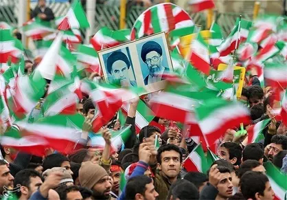 میدان انقلاب در تب و تاب ۲۲ بهمن؛ غرفه&zwnj;ها آماده استقبال از مردم + فیلم
