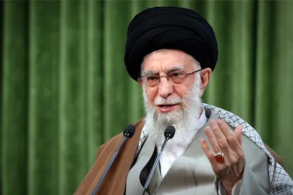 رهبر انقلاب: در زمینه &laquo;عدالت&raquo; عقبیم/ از اشرافیگری و نگاه بالا به مردم اجتناب کنید/  اعتماد و امید مردم به دولت آسیب دیده و باید ترمیم شود/ در افغانستان ما طرفدار &laquo;مردم&raquo; هستیم