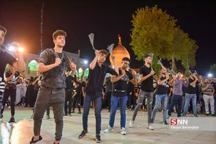 عزاداری شب چهارم محرم در حرم حضرت شاهچراغ(ع) شیراز با حضور عاشقان و دلدادگان اباعبدالله الحسین(ع) برگزار شد.