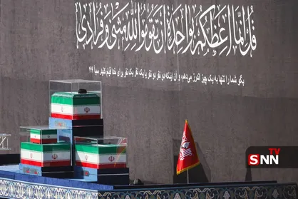 قل انّما اعظکم بواحدة ان تقوموا لله مثنى و فرادى/ آیه نصب شده بالای جایگاه مراسم وداع با آقای شهید ایران