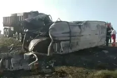 ۲ فوتی و ۲۸ مصدوم درپی برخورد تریلی با مینی بوس