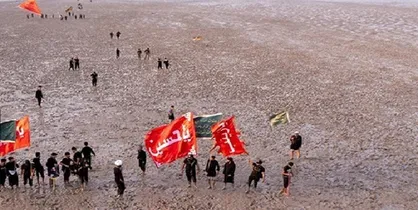کمک موکب&zwnj;داران عراقی به زائران در مسیر باتلاقی + فیلم