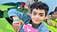 حضور خانواده شهید جاویدالاثر ماکان نصیری از شهدای دانش‌آموز میناب در رواق دارالذکر حرم مطهر رضوی برای زیارت مزار نورانی رهبر شهید انقلاب اسلامی + فیلم