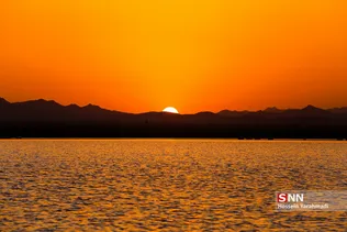 سرخ شدن دریاچه نمک قم برای اولین بار