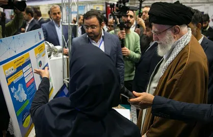 بازدید رهبر انقلاب از نمایشگاه پیشرفت بخش خصوصی