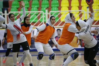 سنگ آهن بافق قهرمان نیم فصل شد