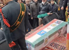 پیکر شهید حمیدرضا انصاری بر روی دستان روزه‌داران شهرکردی تشییع شد+ فیلم