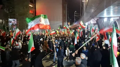 رقص پرچمی چنین میانه میدانم آرزوست/همخوانی مردم قم با سرود&laquo;بزن که خوب میزنی&raquo;+فیلم