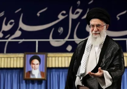 هزاران نفر از قشرهای مختلف مردم قم با رهبر انقلاب دیدار کردند