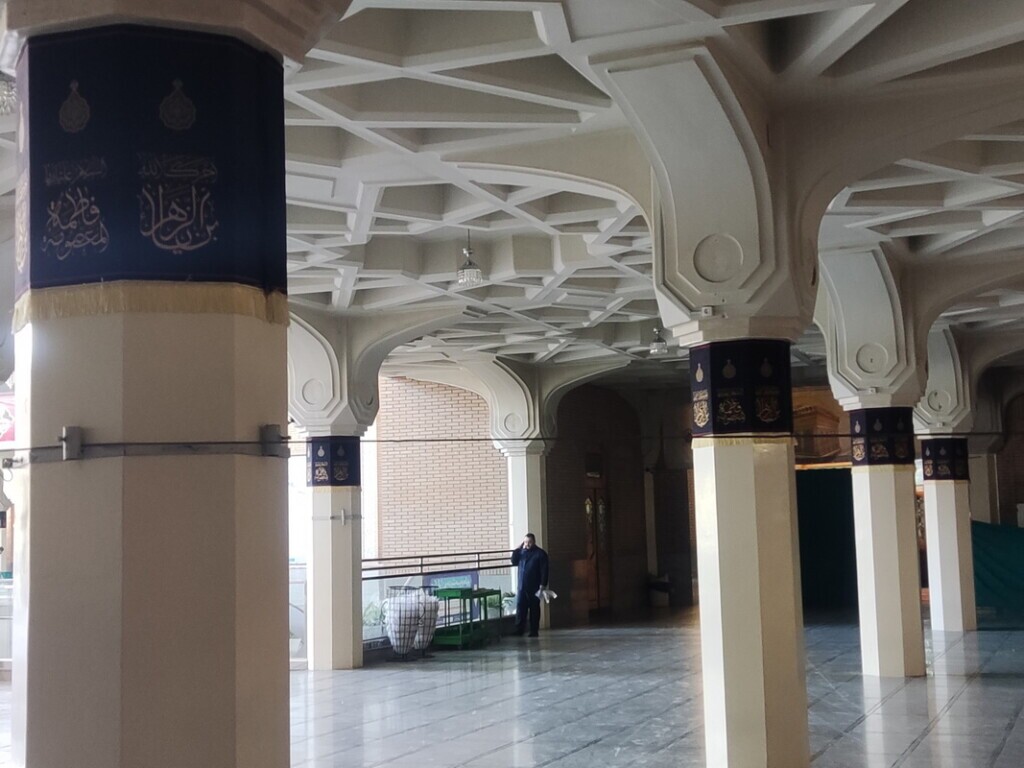 حرم مطهر حضرت معصومه سلام‌الله‌علیها در آستانه سالروز شهادت امام کاظم علیه‌السلام پدر بزرگوار حضرت معصومه سلام الله علیها با نصب بیرق‌ها و شال‌های عزا سیاهپوش شد.

