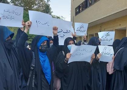 روایتی از تجمع اعتراضی دانشگاه الزهرا(س)/ از آتش زدن چادر تا سر دادن شعارهای رادیکالی