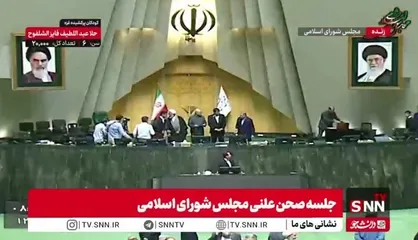 تقدیم پیراهن تیم ملی به قالیباف / تقدیر از کشتی گیران مدال آور جهانی در صحن علنی توسط رئیس مجلس و وزیر وزرش و جمعی از نمایندگان