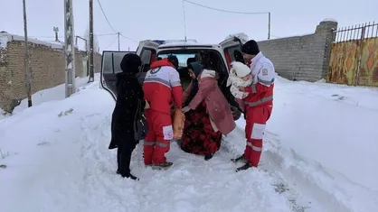 ۸ ساعت عملیات نفسگیر امدادگران هلال احمر برای نجات مادر باردار در برف و کولاک تکاب