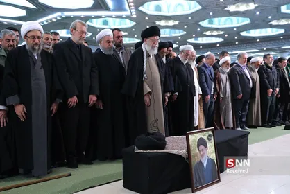 مراسم اقامه نماز بر پیکر آیت&zwnj;الله هاشمی شاهرودی به امامت رهبر انقلاب