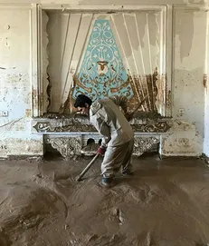 ارائه خدمات پزشکی دانشجویان جهادی قزوین در روستا‌های لرستان/ منازل سیل‌زدگان لایه روبی شد