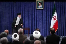 رهبر انقلاب: ملت با جهت‌گیری‌های گوناگون سیاسی و وزن متفاوت مذهبی پای ایران عزیز ایستاد/ ایران نه تنها از آمریکا نمی‌ترسد بلکه آن را می‌ترساند + فیلم