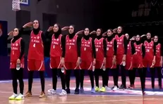 سلام نظامی بازیکنان تیم ملی بسکتبال بانوان آسیا پیش از شروع بازی فینال کاپ آسیا مقابل چین تایپه