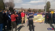 تجمع اعتراضی کارگران هپکو مقابل خروجی این شرکت / کارگران روی بازگشت به خانه را ندارند