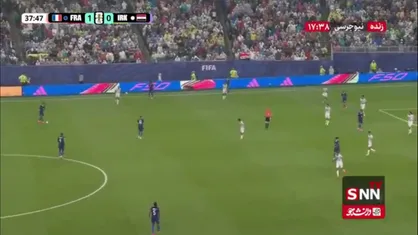بارش شدید باران در بازی فرانسه و عراق / تماشاگران به زیر سقف&zwnj;ها پناه بردند/ فرانسه ۱ - ۰ عراق