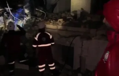 تلاش امدادگران هلال احمر در زیر باران برای پیدا کردن یکی از هموطنان گرفتار در آوار حملات هوایی تهران