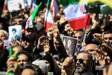 پیام بغض آلود بانوی سالخورده به رهبر انقلاب: خیلی دلم برایتان تنگ شده است/ تا خون در رگ داریم راه رهبر شهید را ادامه می‌دهیم+ فیلم