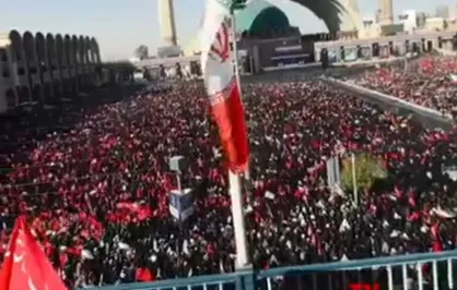 تصویری دیگر از همخوانی سرود ملی جمهوری اسلامی ایران پیش از اقامه نماز بر پیکر ایران دوست&zwnj;ترین مرد ایران