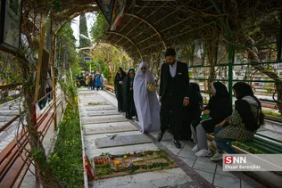 یک زوج شیرازی همزمان با فرارسیدن 22 اسفندماه، سالروز گرامیداشت مقام شهدا، آغاز زندگی مشترک خود را در جوار مزار شهدای گمنام گلزار شهدای این شهر جشن گرفتند.