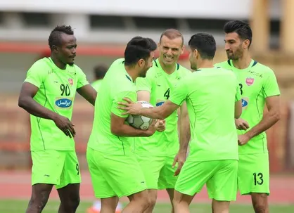 تمرین پرسپولیس زیر بارش باران