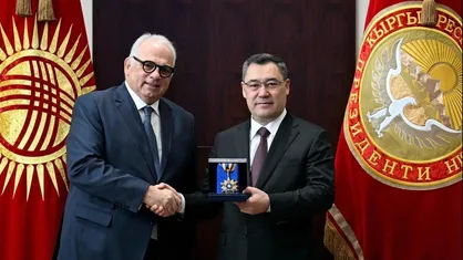 نشان دوستی قرقیزستان بر سینه رئیس اتحادیه جهانی کشتی