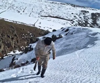 ترمیم خط انتقال آب روستای آتشگاه سرعین در سرمای شدید زمستان