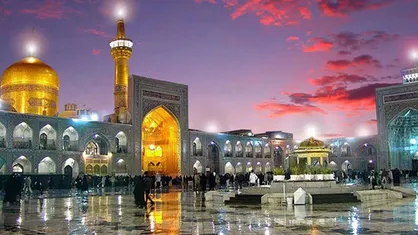 تعویض پرچم گنبد مطهر امام رضا علیه السلام با نزدیک شدن به ایام عزاداری امام هادی (ع)