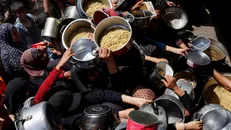 رژیم صهیونیستی جاده‌های منتهی به مراکز امداد رسانی غزه را «مناطق جنگی» نامید