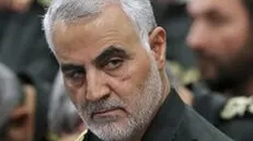 وقتی حاج‌قاسم در پرواز سوریه هنگام بازدید نیروهای آمریکایی لباس مهندس پرواز پوشید + فیلم