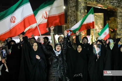 اجتماع شبانه اهالی محله احمدآباد مشهد در سوگ شهادت رهبر انقلاب اسلامی