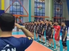 بعد از تیم بزرگسالان؛ سلام نظامی تیم والیبال زیر ۱۶ سال ایران در جریان برگزاری مسابقات آسیای مرکزی