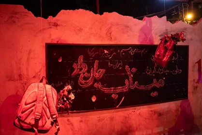 میناب برای ایران جان داد/ پرفورمنس اعتراضی مقابل دفتر سازمان ملل در اعتراض به شهادت دانش&zwnj;آموزان