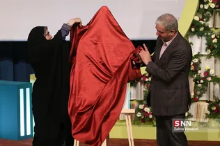 رونمایی از پوستر جشنواره در اختتامیه یازدهمین جشنواره نشریات دانشجویی تیتر ۱۱